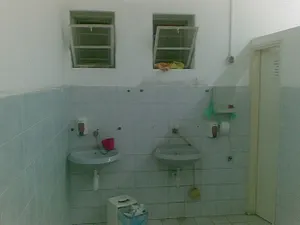 В Караганде из окна туалета в полиции выбросился задержанный