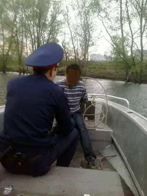 Мужчина переплыл реку, чтобы уйти от преследования заподозривших его в педофилии людей