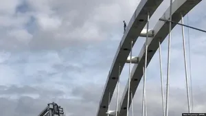Обращался за помощью в акимат мужчина, хотевший спрыгнуть с моста в Нур-Султане