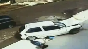 Женщина с ребенком выжили после того, как по ним проехала машина