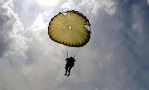 Инвалид-колясочник совершила прыжок с парашютом в Уральске