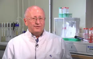 Новую вакцину от различных штаммов COVID-19 исследуют в России