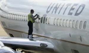 United Airlines больше не будет избивать пассажиров при овербукинге