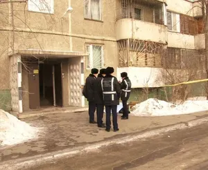 В Павлодаре с четвертого этажа дома сбросилась молодая женщина