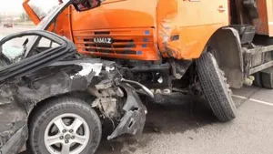 «КамАЗ» протаранил внедорожник в Алматы