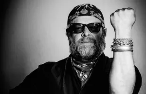 Ну-ка, мечи стаканы на стол! Борис Гребенщиков устроил концерт в омской подземке (ВИДЕО)