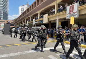 Бывший охранник ТЦ взял 30 человек в заложники на Филиппинах