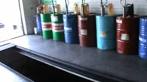 Финпол Алматы изъял 200 литров поддельных масел Mobil и Esso