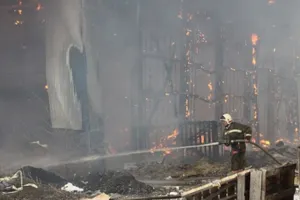 В Уральске сгорел заброшенный склад. ВИДЕО