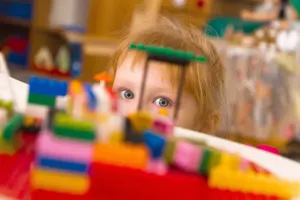 Наказание воспитателя, душившего ребенка в детсаду, не устраивает родителей