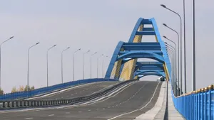 Девушка упала с моста в Иртыш, кинувшись за деньгами