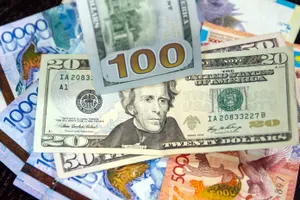 Тенге опять уступает доллару