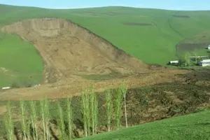 В Кыргызстане под оползнем оказались 24 человека