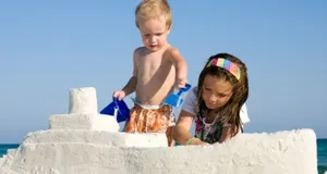 Полезное с приятным: чем занять детей на пляже