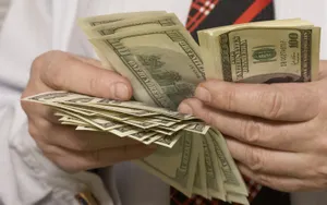 Доллар вновь начал падение