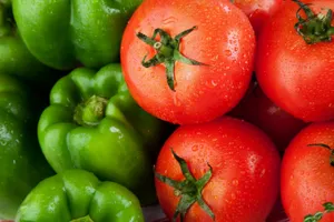 Казахстан запретил ввоз томатов и перца из Туркменистана