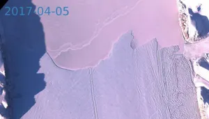 NASA: крупнейший ледник Гренландии треснул посередине