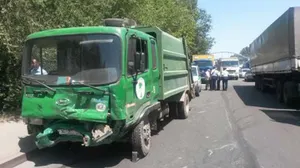 В Алматы мусоровоз с неисправными тормозами помял десяток авто