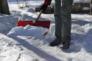 Надо немного поднапрячься – аким Уральска призвал горожан к уборке снега