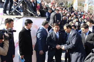 Б. Байбек обеспокоен кражами цветов