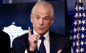 В распространении COVID-19 через туристов обвинил Китай советник Трампа