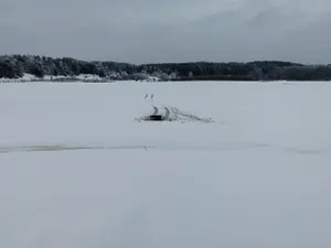 Автомобиль провалился под лед вместе с рыбаками в ВКО