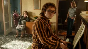 Из русскоязычной версии фильма об Элтоне Джоне вырезали сцены с гей-сексом