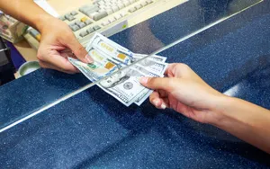 Доллар начал неделю с роста в Казахстане