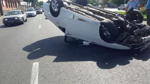 Неопознанная иномарка перевернула Лексус в Алматы и скрылась