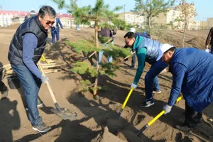 Исекешев посадил деревья на столичном проспекте. ФОТО