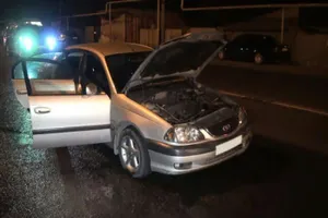 Решетка канализации разрезала авто пополам в Алматы