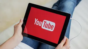 YouTube поможет звездам удалять ИИ-дипфейки с их лицами