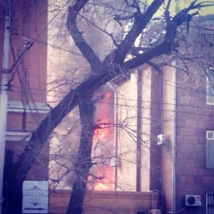 Из горящего здания в центре Алматы эвакуированы десятки человек