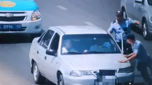 На капот посадил полицейского агрессивный водитель в Шымкенте