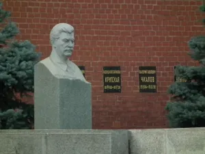 В Москве задержан православный активист за выходку на могиле Сталина