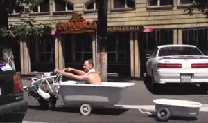 Ванна на колесах проехала по дорогам Алматы. Видео