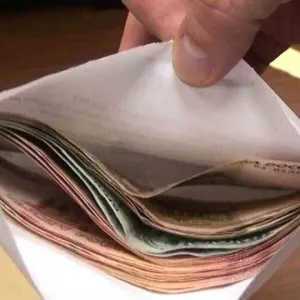 В Караганде финполовцы поймали следователя на взятке