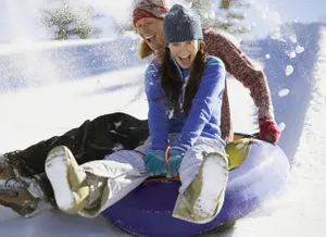 Девушка разбилась при спуске с горы на «ватрушке»