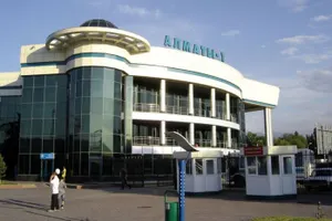 Восемь человек пострадали при аварии на вокзале Алматы-1