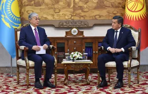 Токаев пригласил Жээнбекова в Казахстан