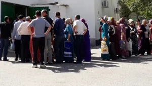 Очереди за хлебом растут у магазинов в Туркменистане