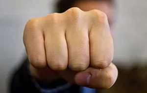 Ер адам Алматыдағы азық-түлік дүкенінде сатушыға шабуыл жасады