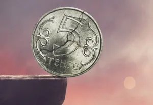 Тенге продолжает слабеть