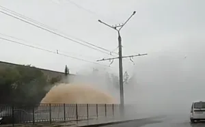 «Гейзер» в Павлодаре: поток воды из теплотрассы повредил четыре автомобиля