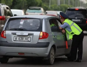 В Павлодаре дорожных полицейских учат говорить с водителями