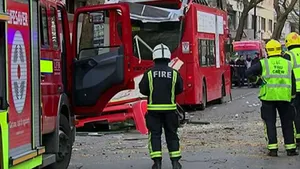 В Лондоне после ДТП двухэтажный автобус превратился в кабриолет