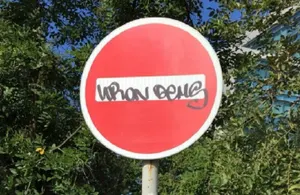 Изрисовавшего дорожные знаки хулигана заставили их отмывать в Актау