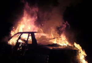 Полицейские спасли двух человек из горящего автомобиля в Щучинске