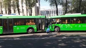 В Алматы лоб в лоб столкнулись автобусы 12 маршрута