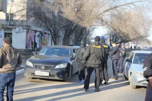 В Уральске задержали вооруженного человека